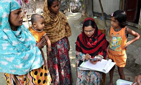 Community health worker, Salma Akter, interviews mothers in Matlab entering data to be compiled at the health research centre. Image by Kenneth R. Weiss. Bangladesh, 2014. Media file: mdg-bangladesh-community-009.jpg