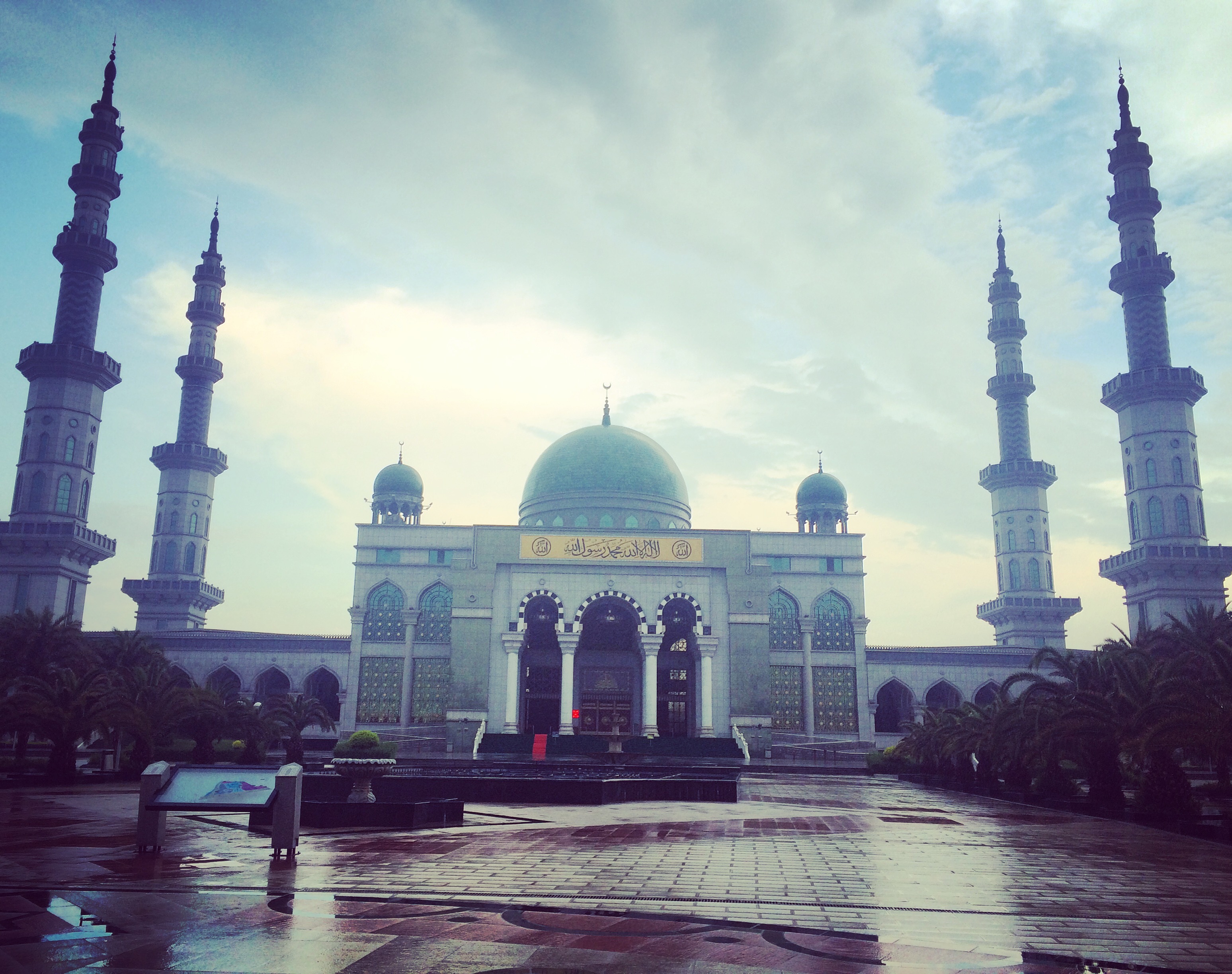 The Grand Mosque in Shadian, Yunnan is a nineteen-million-dollar edifice built almost entirely with private donations, patterned after the Nabawi mosque in Medina. Image by Alice Su. China, 2016. Media file: img_2938.jpg