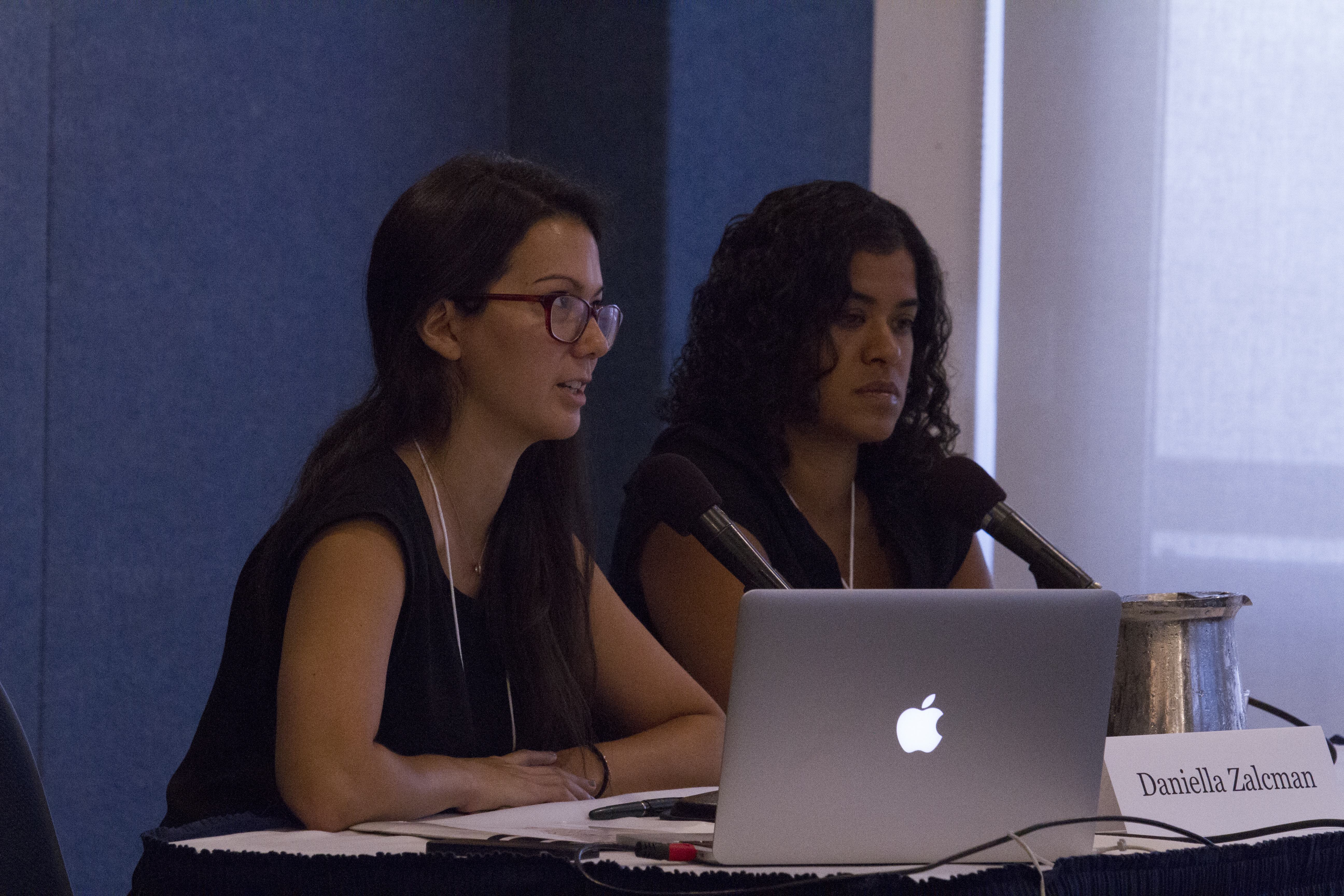 (Left to right) Daniella Zalcman and Jennifer Samuel address challenges and resources for women photographers and photographers of color at the Pulitzer Center Gender Lens Conference. Image by Jin Ding. United States, 2017. (Left to right) Daniella Zalcman and Jennifer Samuel address challenges and resources for women photographers and photographers of color at the Pulitzer Center Gender Lens Conference. Image by Jin Ding. United States, 2017.