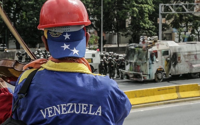 Still image from Nadja Drost and Bruno Federico's PBS NewsHour video "Dire conditions drive growing anti-government opposition in Venezuela." Venezuela, 2017. Still image from Nadja Drost and Bruno Federico's PBS NewsHour video "Dire conditions drive growing anti-government opposition in Venezuela." Venezuela, 2017.