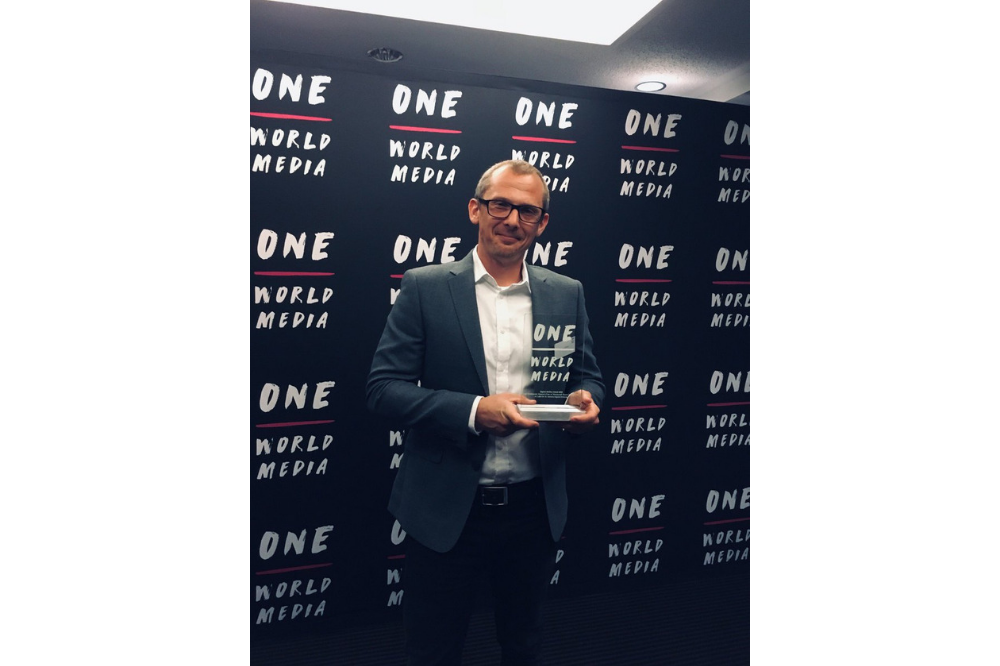 Pulitzer Center grantee Marc Ellison holding the 2019 OWM Digital Media Award. Image courtesy of Marc Ellison. Pulitzer Center grantee Marc Ellison holding the 2019 OWM Digital Media Award. Image courtesy of Marc Ellison.