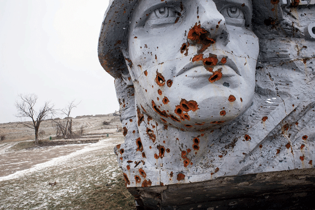 A monument in Savur-Mogila, in eastern Ukraine, that commemorates a historic battle between German and Russian forces during World War II. The monument was heavily damaged during clashes between pro-Russian separatists and the Ukrainian army in the summer of 2014. Image by Larry Towell/Magnum Photos. Ukraine, 2014. Media file: ha063_larrytowell-harpers-1507-1.png