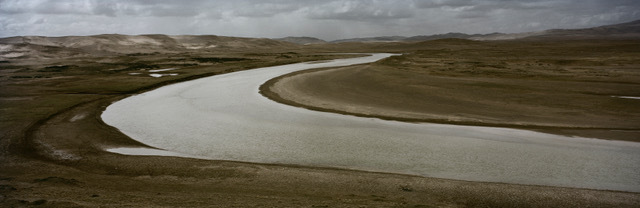The Yellow River winds through the edge of the recently formed desert at an altitude of more than 4,000 meters on the Qinghai-Tibet Plateau. Image by Ian Teh. China, 2018. The Yellow River winds through the edge of the recently formed desert at an altitude of more than 4,000 meters on the Qinghai-Tibet Plateau. Image by Ian Teh. China, 2018.