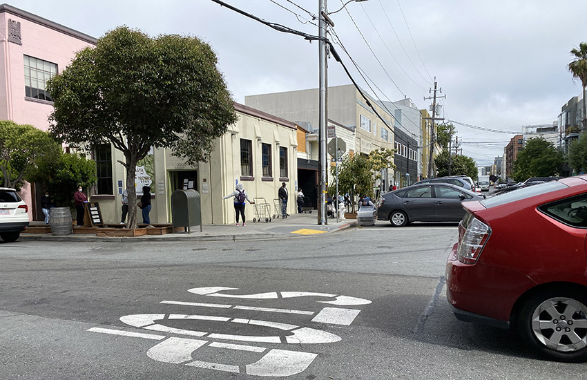 At food lines wrapping around blocks, Mission District residents talk about the difficulty of getting state assistance. Image by Lydia Chávez. United States, 2020. At food lines wrapping around blocks, Mission District residents talk about the difficulty of getting state assistance. Image by Lydia Chávez. United States, 2020.