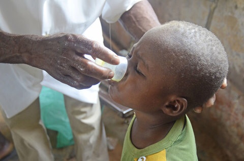 A health worker in the Koutiala region of Mali gave a child a dose of malaria drugs in September. Image by Amy Maxmen. Mail, 2013.
