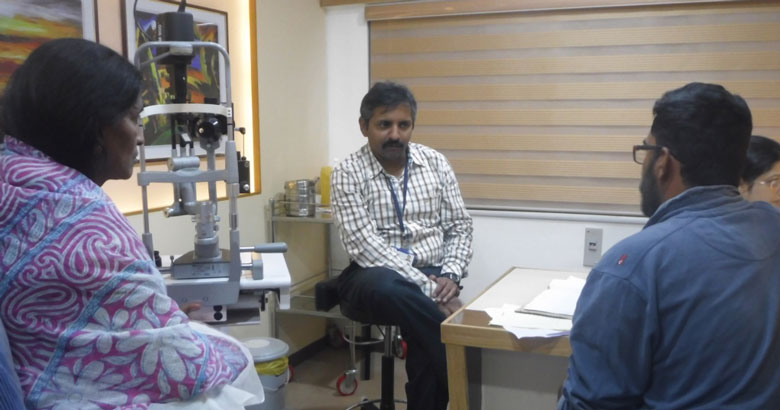 Dr. Sridharan Sudharshan, a leading eye specialist at Sankar Nethralaya, interacts with a patient and her son. This family traveled over 175 km to be seen. Image by Aditi Kantipuly. a leading eye specialist at Sankar Nethralaya, interacts with a patient and her son.