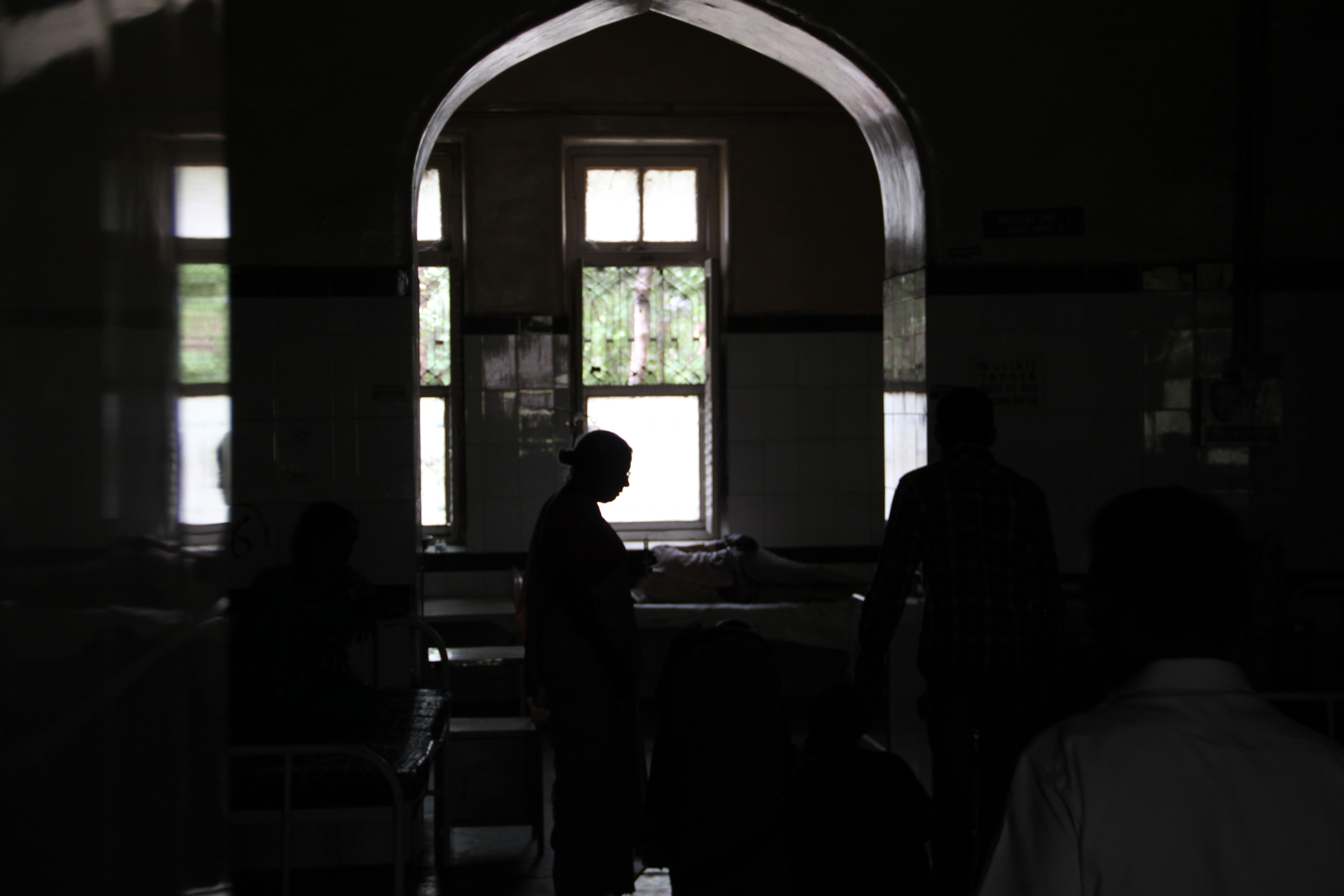 Frequent power cuts add to the difficulties of patients and staff of Osmania. With back-up generators for only the most vital equipment, the in-patient wards can be plunged into darkness at a moment’s notice. Image by Jonathan Cox. India, 2013. Media file: 9.jpg