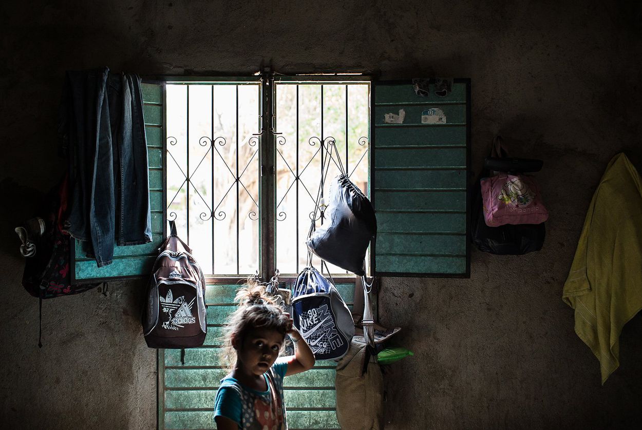 Alisson Nicole, 7, from Chalatenango, El Salvador, in the Albergue Para Migrantes Chahuites in Chahuites, Mexico on April 25, 2016. Many Salvadoran families flee gang violence in their home country to seek asylum in the United States. Image by Martin do Nascimento for Texas Tribune. Mexico, 2016. Alisson Nicole, 7, from Chalatenango, El Salvador, in the Albergue Para Migrantes Chahuites in Chahuites, Mexico on April 25, 2016. Many Salvadoran families flee gang violence in their home country to seek asylum in the United States. Image by Martin do Nascimento for Texas Tribune. Mexico, 2016.
