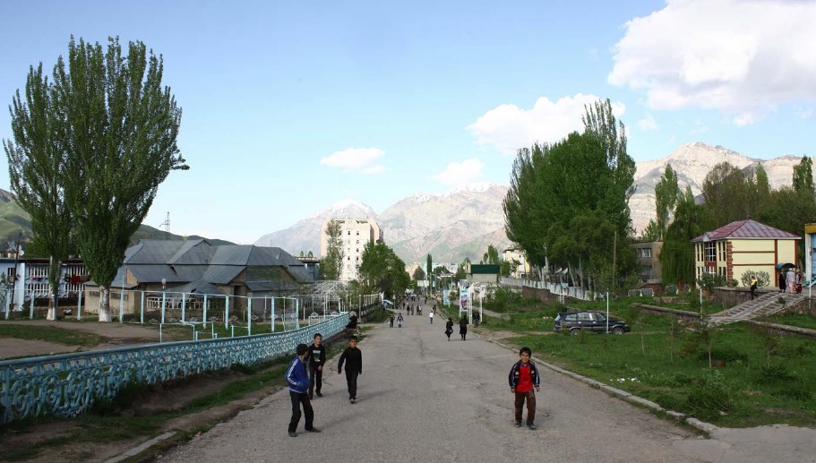 The main street in Rogun, a modest town that hopes to be home to the world’s tallest dam, a relatively narrow clay and stone “embankment” dam more than 1,000 feet high. Image by Joshua Kucera. Tajikistan, 2013. Media file: jk.jpg