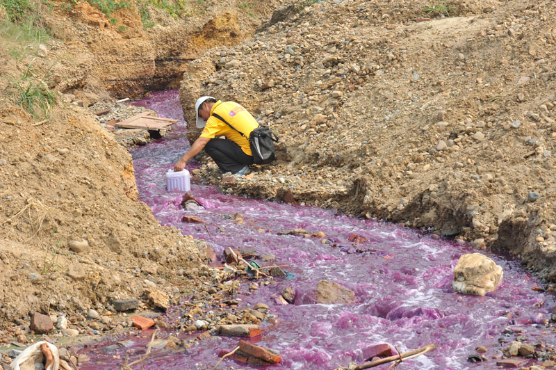 Wastewater from the Xiangtan Pigment Chemical Company poured into the Xiang River in September 2011, after what company officials said was an equipment failure at their plant. Image by Li Feng for Yale Environment 360. China, 2014. Media file: china-3-2011.10.5-800.jpg