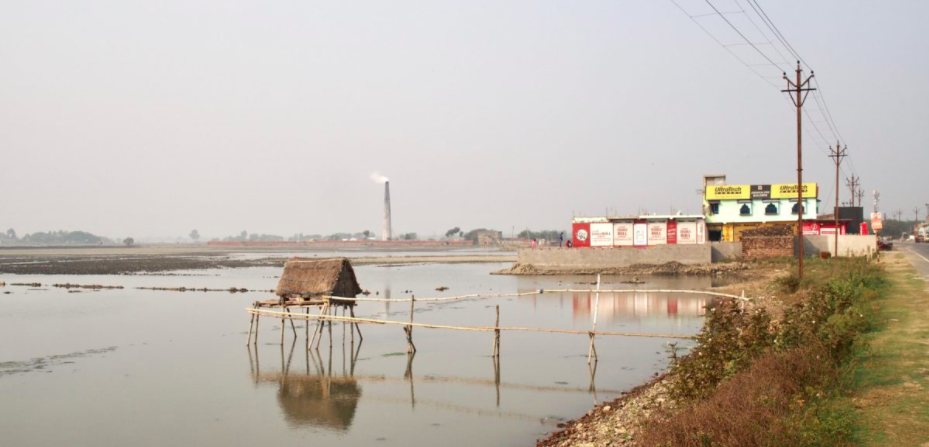Paddy fields in the Indian Bengal Delta are converting to aquaculture and brick kilns, including in Minakhan a few hours from Kolkata. Commercial aquaculture is profitable but can leak saltwater into the surrounding soil. Brick kilns produce material for the expanding city; their number has expanded by 18% between 2010-11 and 2016-17 in the delta. Image by Vaishnavi Chandrashekhar. India, undated. Paddy fields in the Indian Bengal Delta are converting to aquaculture and brick kilns, including in Minakhan a few hours from Kolkata. Commercial aquaculture is profitable but can leak saltwater into the surrounding soil. Brick kilns produce material for the expanding city; their number has expanded by 18% between 2010-11 and 2016-17 in the delta. Image by Vaishnavi Chandrashekhar. India, undated.