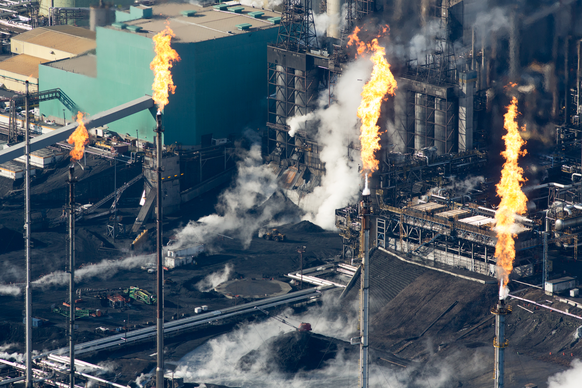 Tar sands upgraders in northeast Alberta each occupy around a square mile of tanks pipes and stacks. Image by Alex MacLean. Canada, 2104. Media file: 140407-0275.jpg