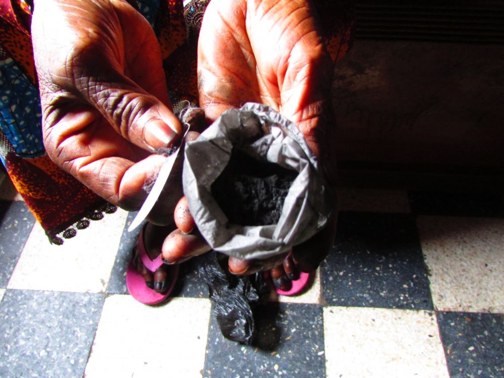 A blade and black powder. The powder is the ash of medicinal plants that traditional practitioners of female genital cutting use to treat girls and young women. Image by Kateri Donahoe. Mali, 2015. Blade and black powder, Mali