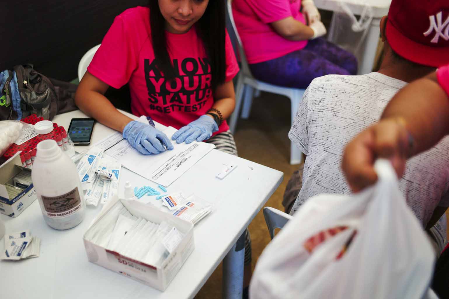 Health officials conduct rapid HIV testing during a fun run in Cebu City. Image by Veejay Villafranca. Philippines, 2015. Health officials conduct rapid HIV testing during a fun run in Cebu City. Image by Veejay Villafranca. Philippines, 2015.