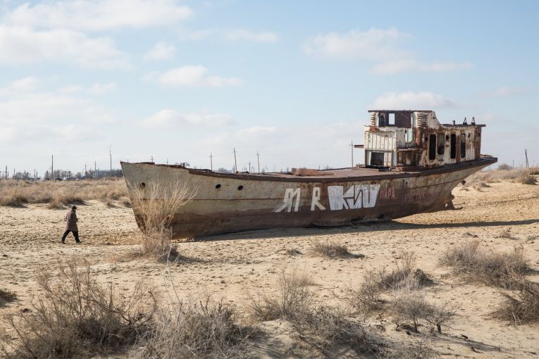 Rusting ships sit in the desert in the former port in Moynaq, Uzbekistan. Image by Taylor Weidman. Uzbekistan, 2018. Rusting ships sit in the desert in the former port in Moynaq, Uzbekistan. Image by Taylor Weidman. Uzbekistan, 2018.