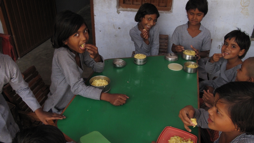 Girls eating their lunch at a government school in Bawani Khera village, in south central Haryana. Image by Rhitu Chatterjee. India, 2014. Media file: india_1.jpg