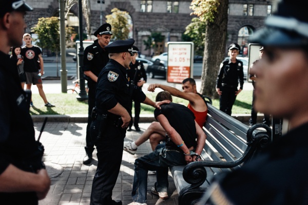 Patrol Police make an arrest in the Kiev city center as a crowd watches. Image by Misha Friedman. Ukraine, 2015. Kiev arrest
