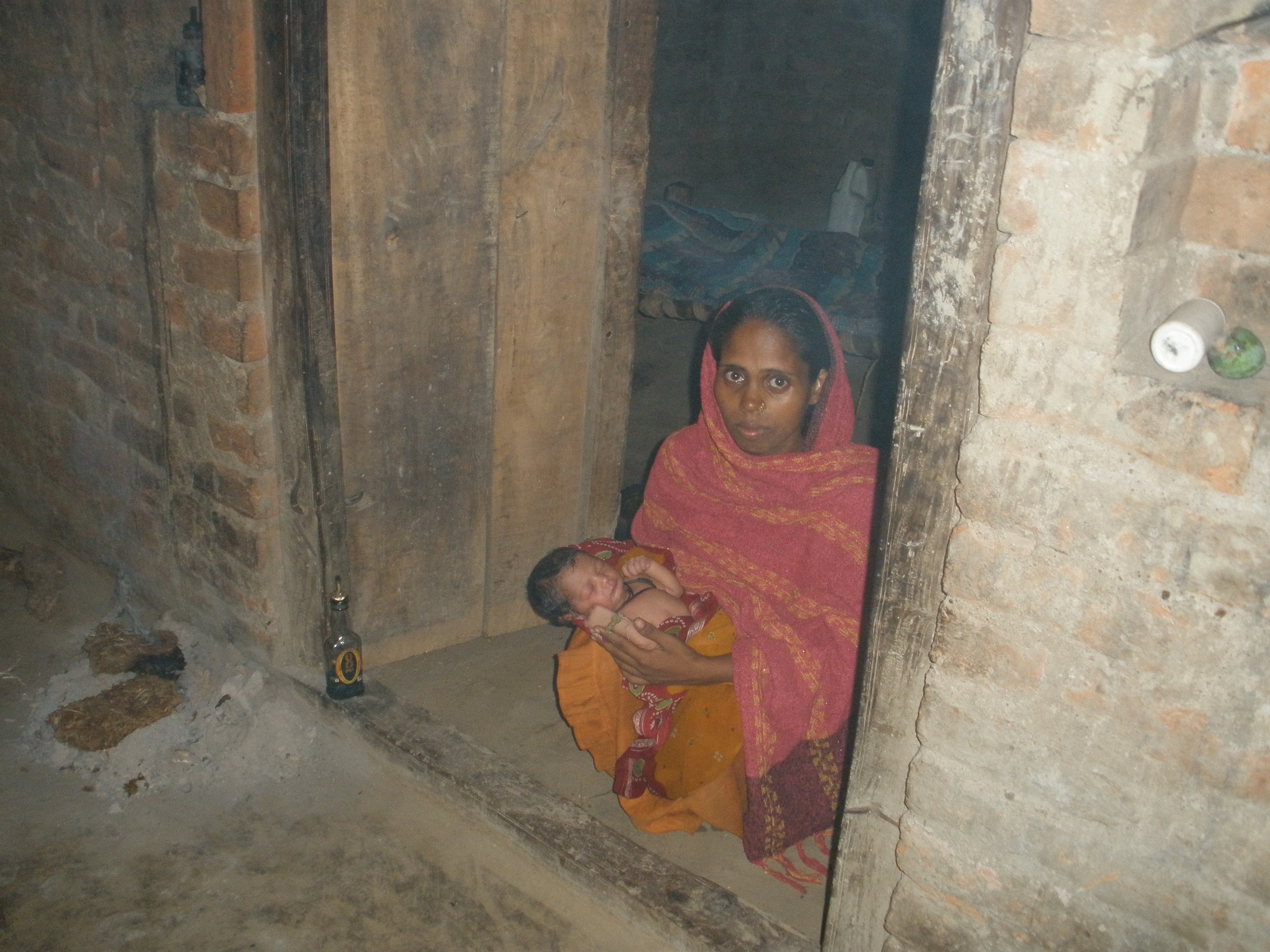 ShyamKali and her newborn daughter Anshika. Image by Roger Thurow. India, 2013.
