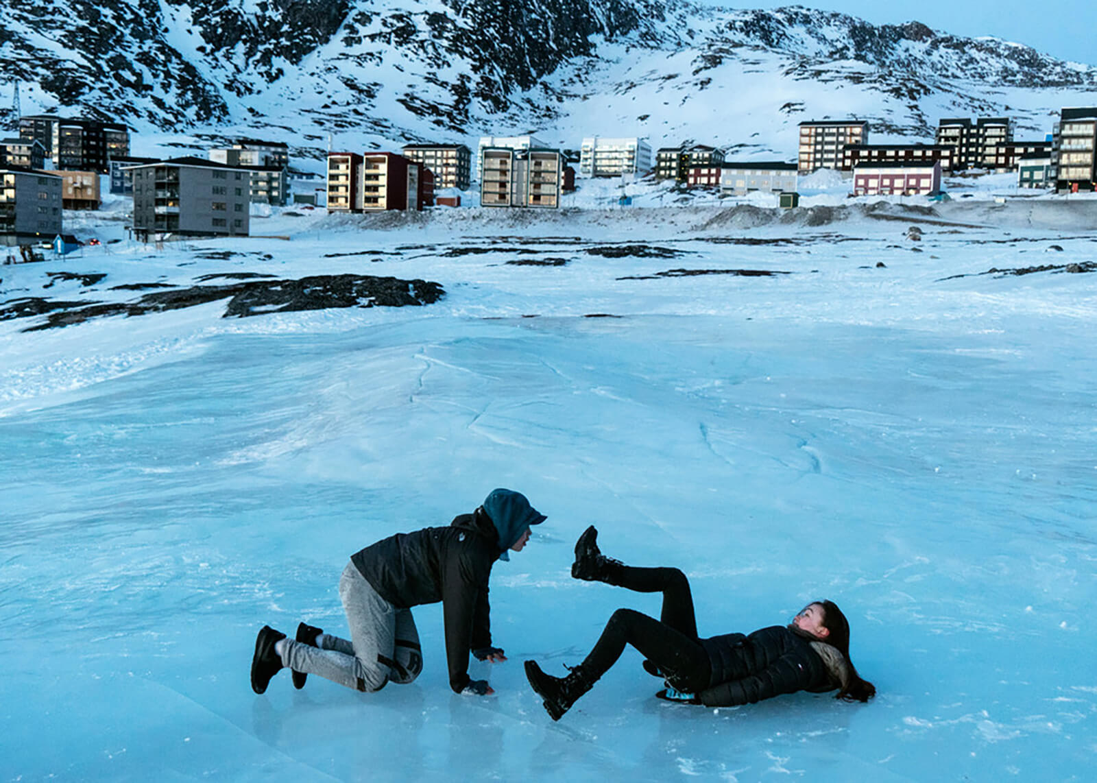 Greenland русификатор. Гренландия фильм 2020. Жизнь в Гренландии. В Гренландии живут люди. Население Гренландии 2020.