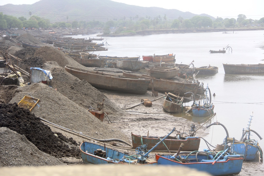 Sand miners' boats and suction pumps in India. Sumaira Abdulali/Wikimedia Commons. Media file: sand_mining_with_suction_pumps-1-1024x683.jpg