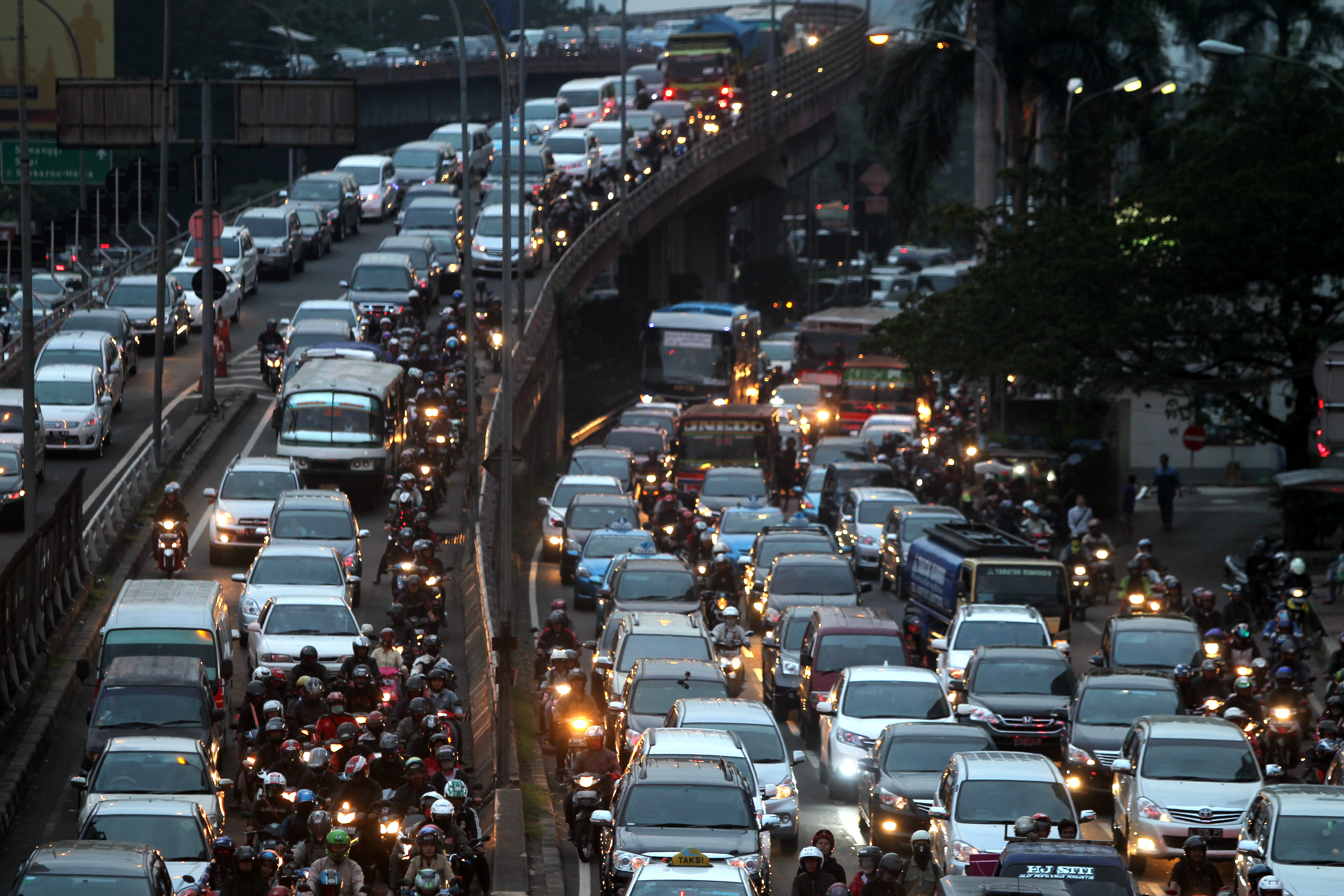 Фото трафик. What problems large Cities in Zetland face Traffic Jams. Road Kill Cafe.