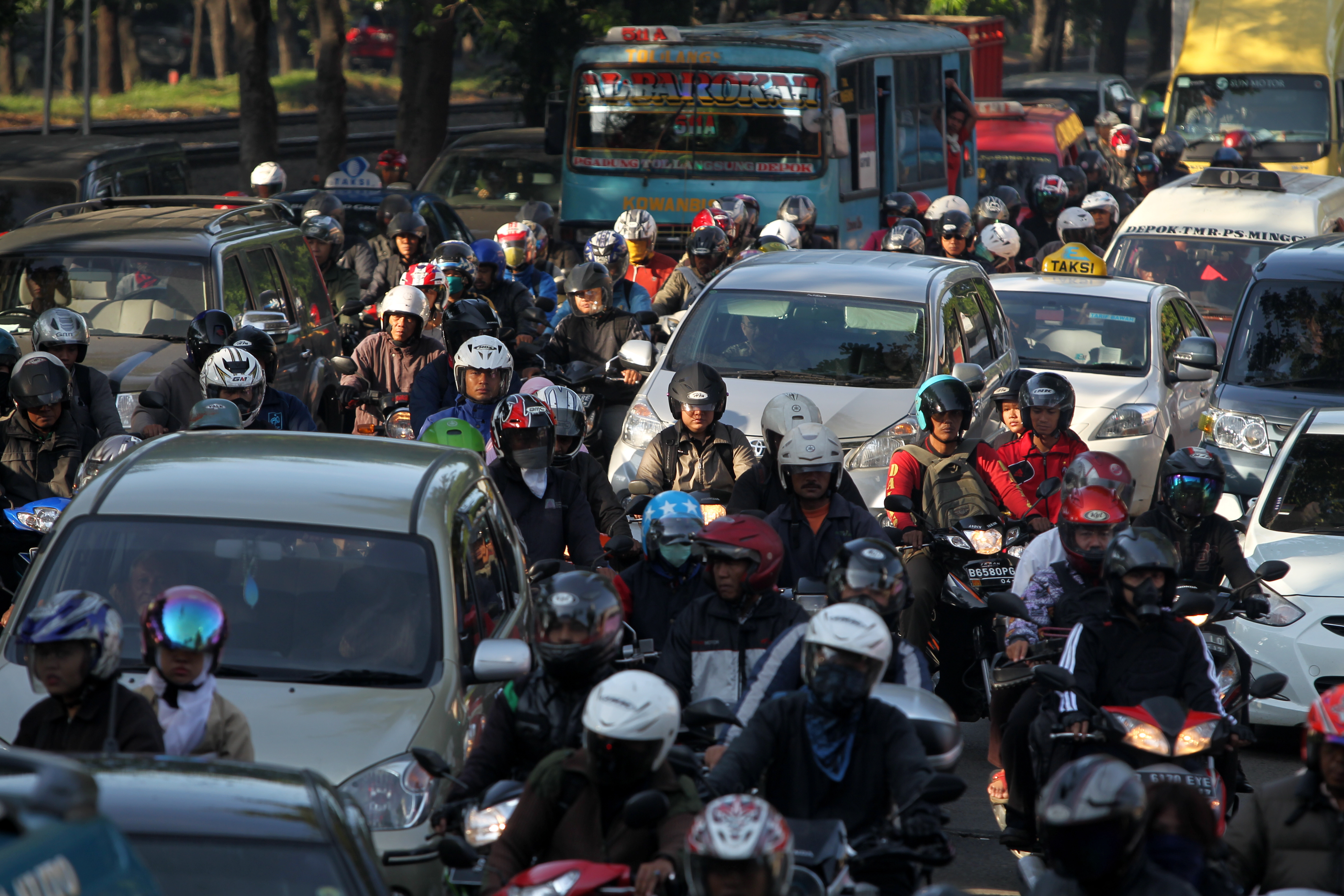 Heavy traffic on a highway into central Jakarta. This scene is typical in many of Asia's rapidly developing urban centers. Image by Kristianto Purnomo. Indonesia 2013. Media file: 1kp_5281.jpg