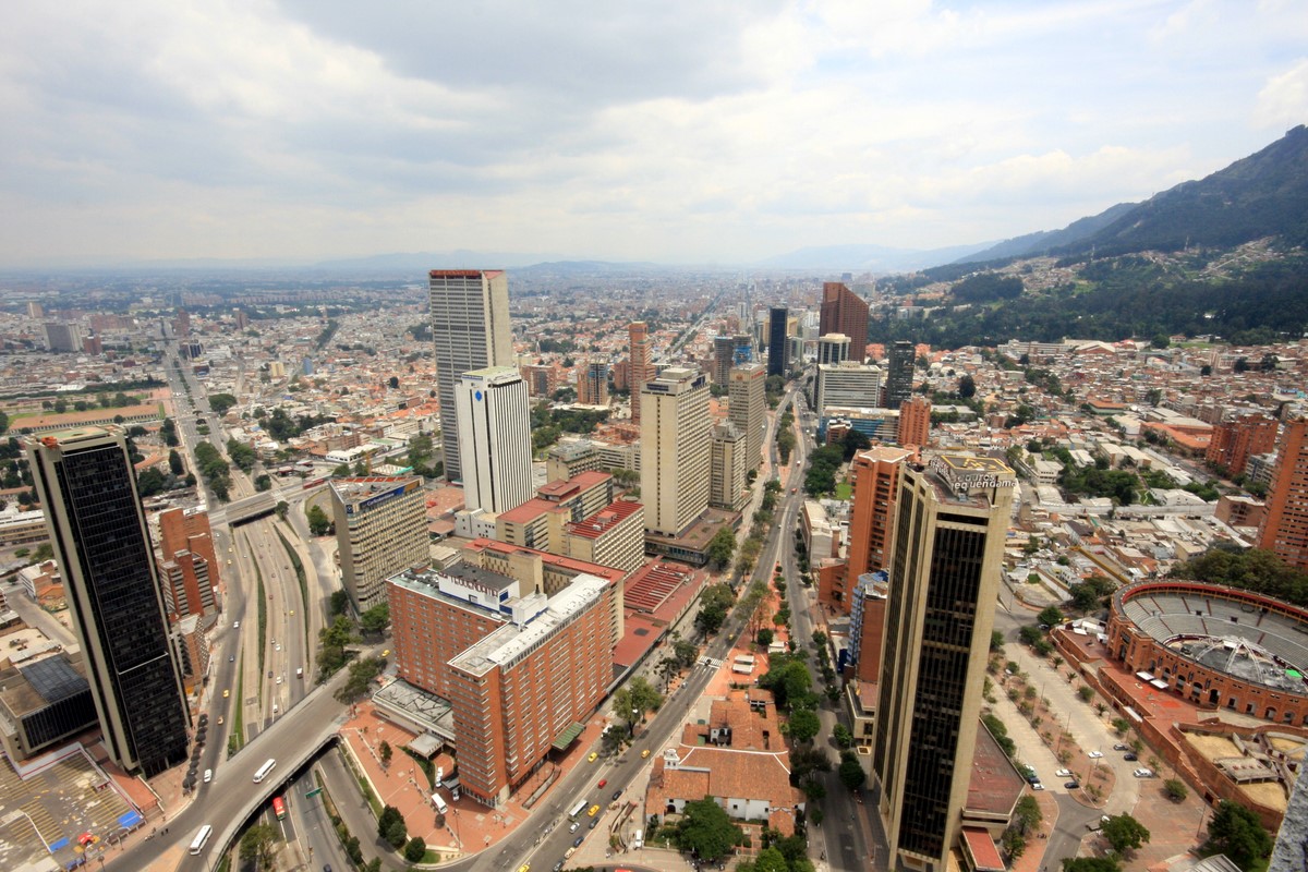 Downtown Bogotá. 7th Avenue. Image by Jose David Parra via Wikimedia Commons. Colombia, 2008. Media file: bogota_business_center.jpg