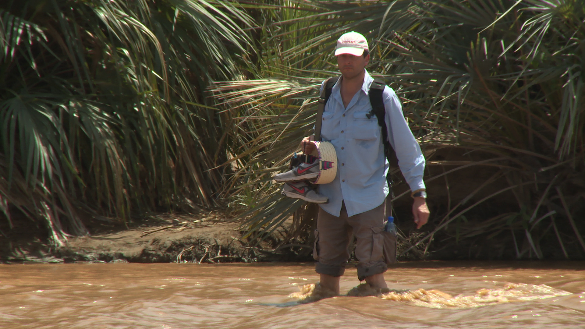 Photographer Guillaume Bonn has to cross a river to get access to the story. Image by Guillaume Bonn. Kenya, 2014. Media file: meetthejournalists.still001.jpg