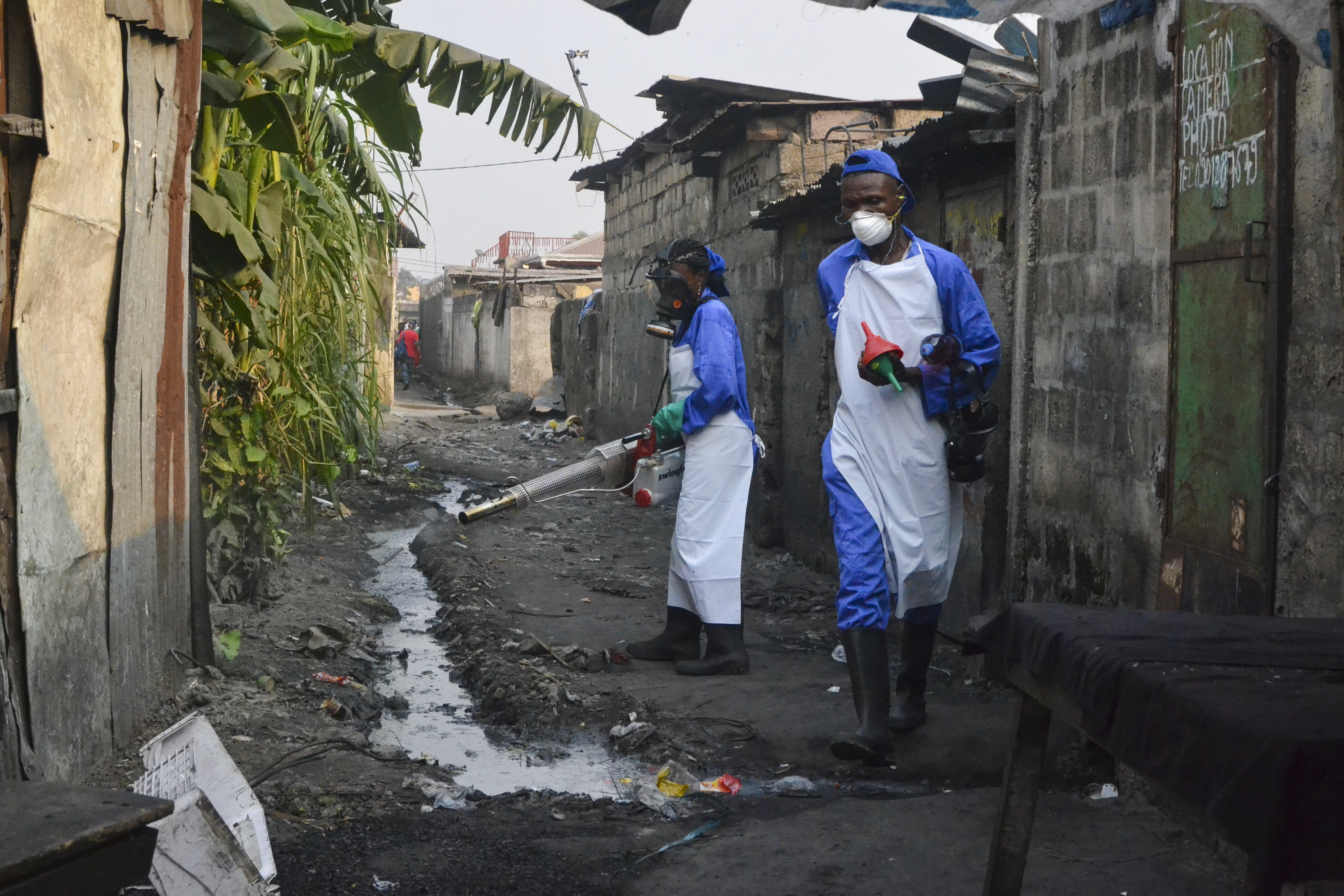 Vector control workers fumigate yellow fever breeding grounds around a marketplace in Kinshasa on Friday, July 15. Image by Emily Baumgaertner. DRC, 2016. Media file: sciam4.jpg