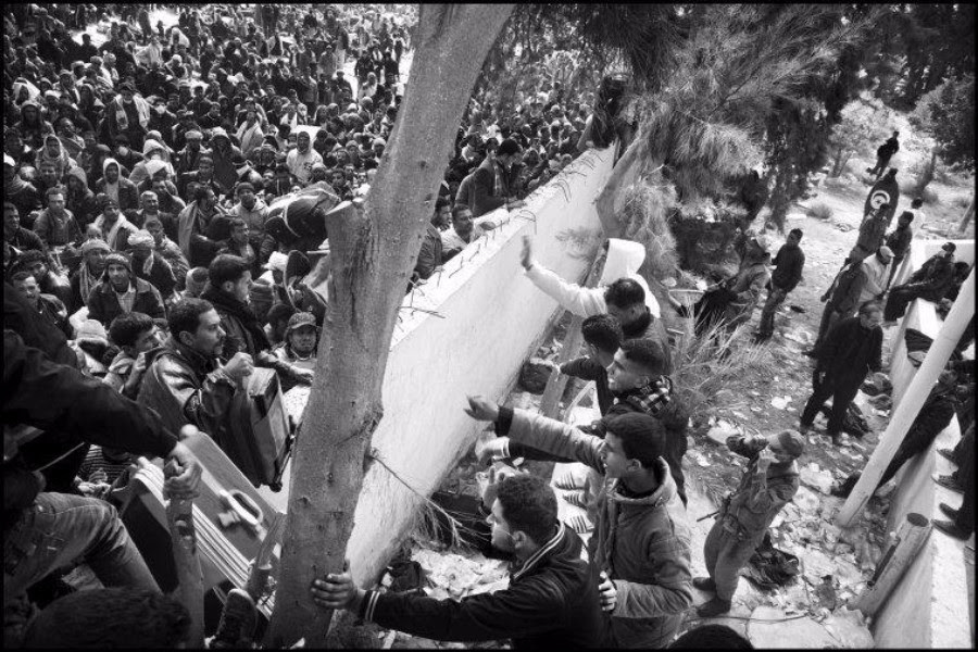 Libyans attempt to flee violence by crossing the border into Tunisia. Image by Paolo Pellegrin. Tunisia, 2011. Ben Gardane