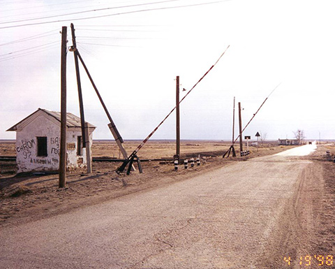 Gate at edge of testing site. Image by Siegfried Hecker. Kazakhstan, 1998. Media file: unguarded.jpg