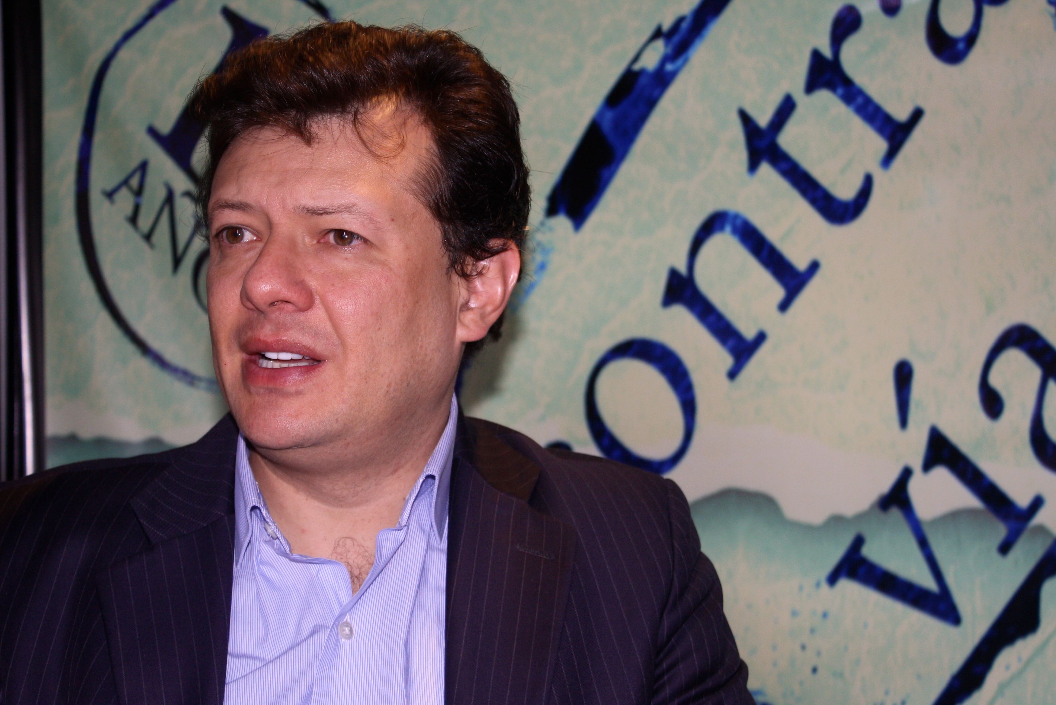 Hollman Morris at the offices of Contravia. Image by Stephen Franklin. Colombia, 2013. Media file: hollman1.jpg
