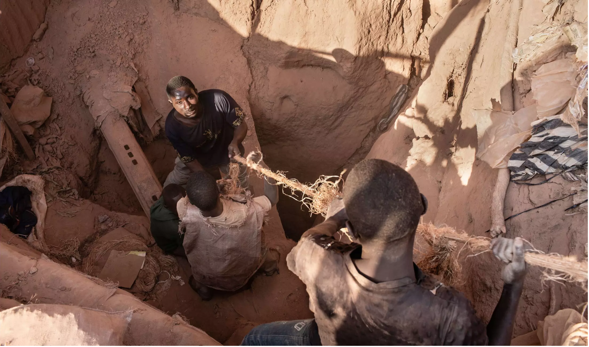 Miners pulling up a bag of cobalt inside the Kasulo mine near Kolwezi in the Democratic Republic of the Congo. Image by Sebastian Meyer. Democratic Republic of Congo, 2018. Miners pulling up a bag of cobalt inside the Kasulo mine near Kolwezi in the Democratic Republic of the Congo. Image by Sebastian Meyer. Democratic Republic of Congo, 2018.