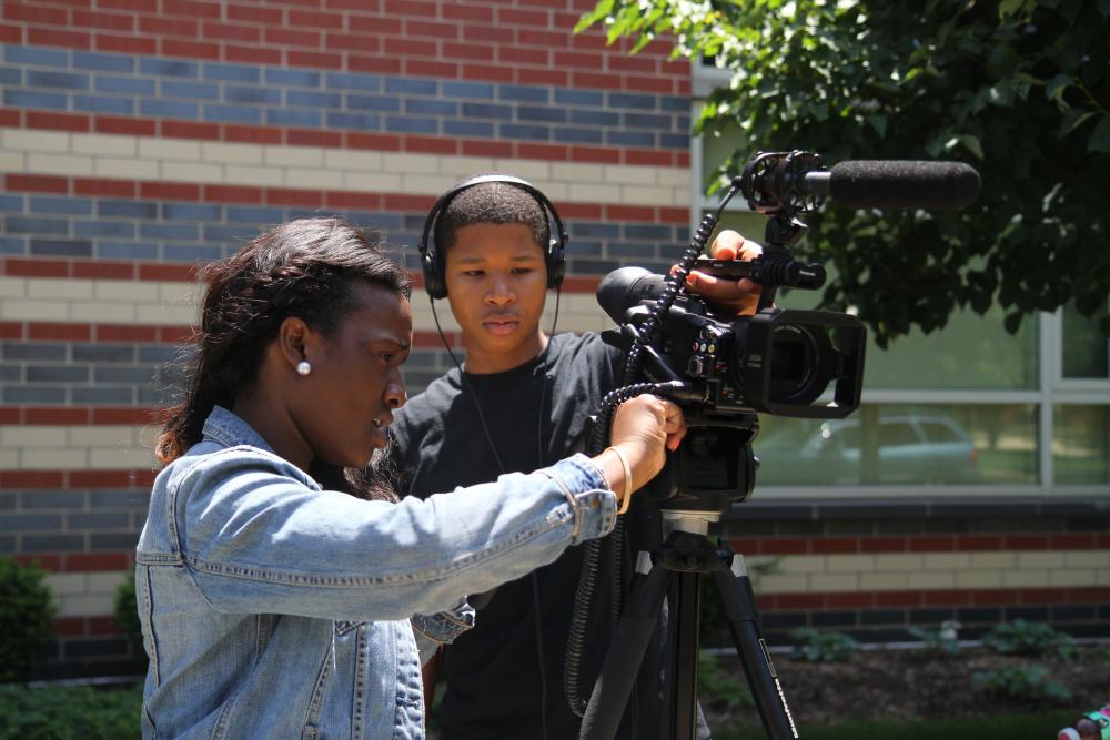 Free Spirit Media participants learn their camera. Image by Meghan Dhaliwal. Chicago, 2014. Media file: 201406_fsm_284.jpg