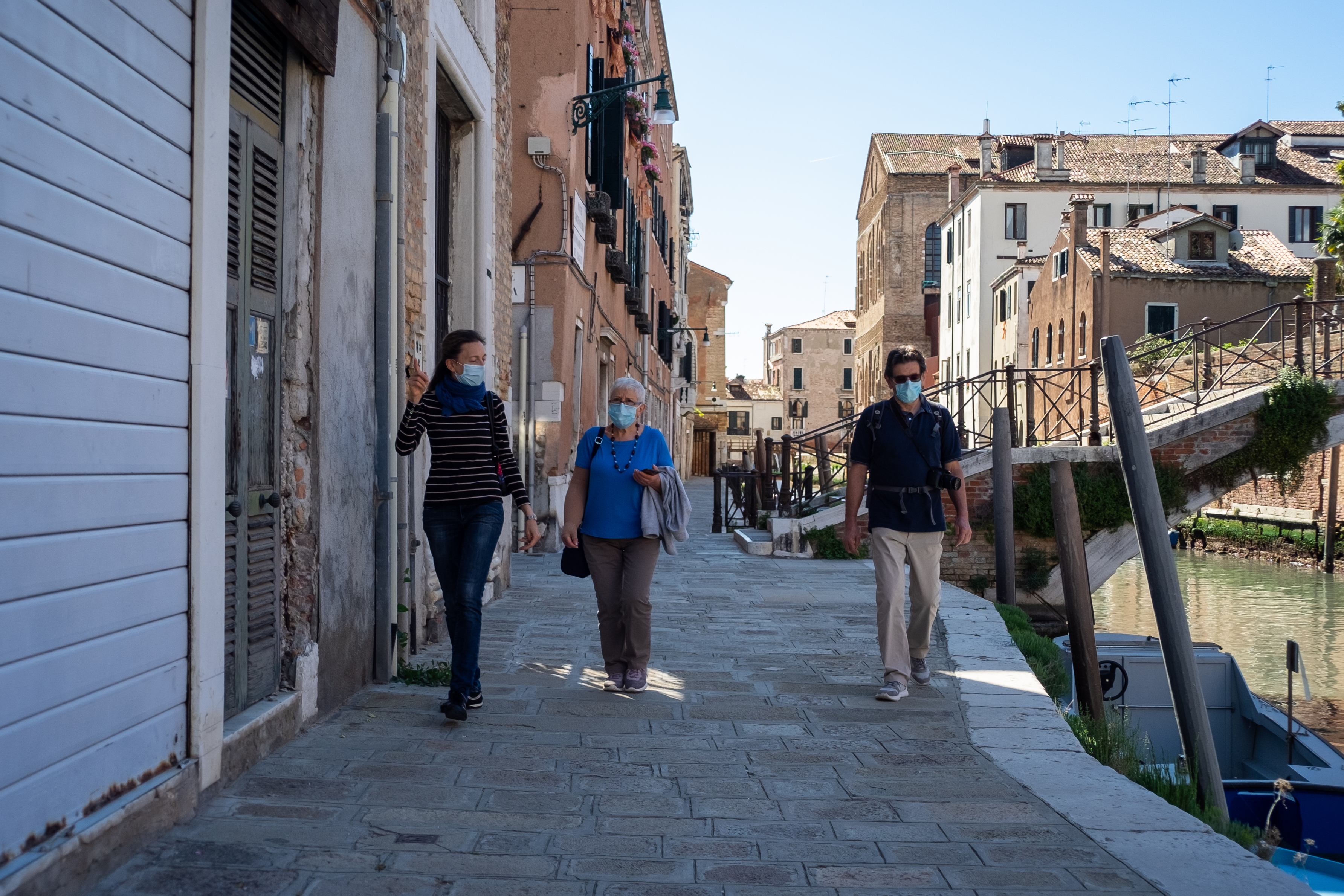 A guide with tourists just after the reopening of Venice after the lockdown. Image by Simone Padovani. Italy, 2020. A guide with tourists just after the reopening of Venice after the lockdown. Image by Simone Padovani. Italy, 2020.