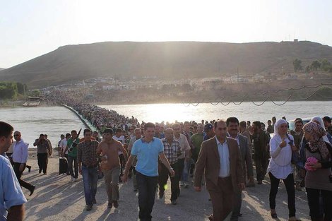 Syrian Kurds crossing a pontoon bridge from Syria to Northern Iraq, August 15, 2013. Image by G. Gubaeva/UNHCR. Media file: kurdistan-refugees-4_jpg_470x634_q85.jpg