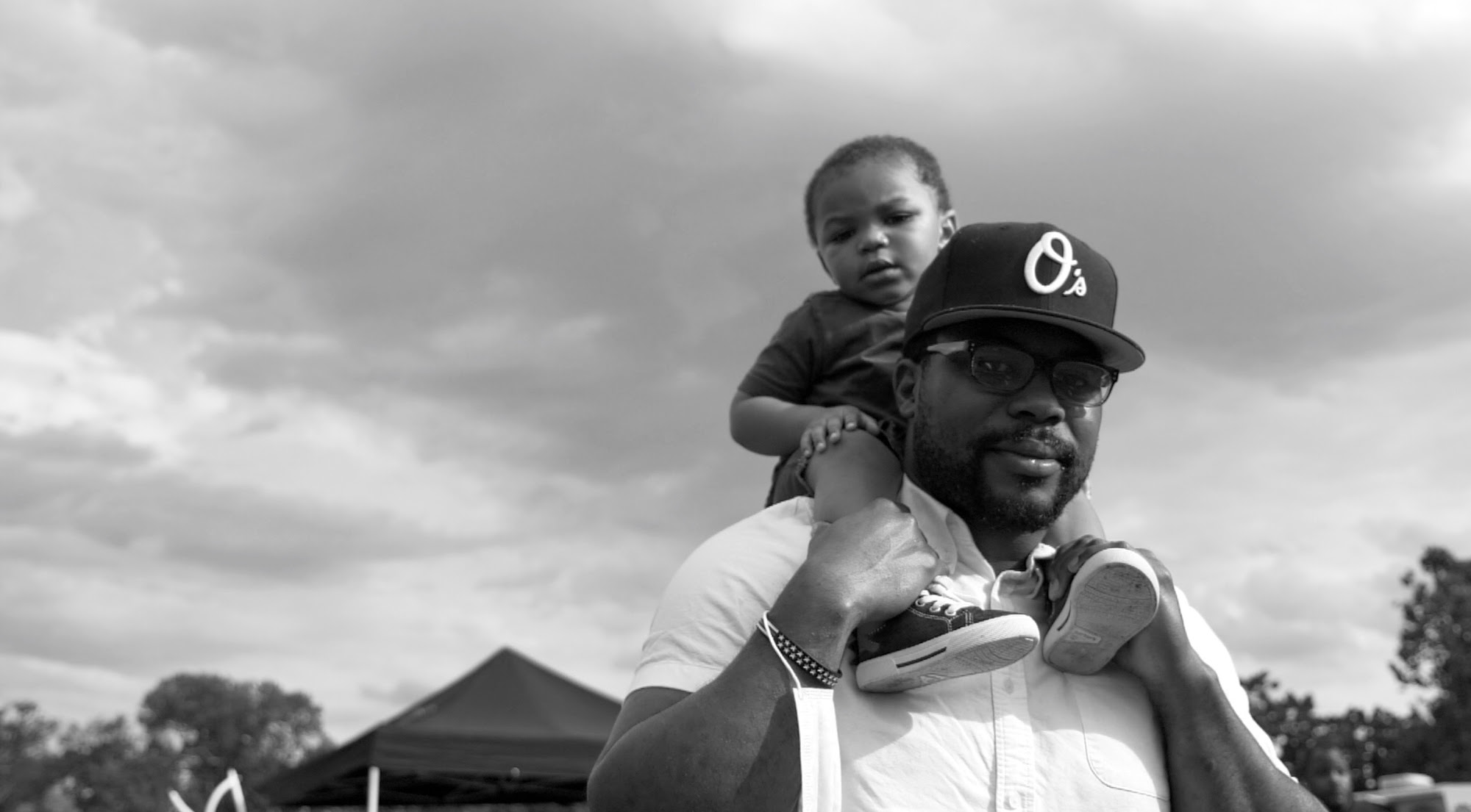 Jovani Patterson poses with his son in a free portrait taken by The Baltimore Sun at the Black Fathers Pledge Rally in Baltimore. Image courtesy of The Baltimore Sun, United States, 2020.