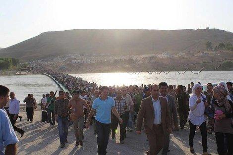 Syrian Kurds crossing a pontoon bridge from Syria to Northern Iraq, August 15, 2013. Image by G. Gubaeva/UNHCR. Media file: kurdistan-refugees-4_jpg_470x634_q85.jpg