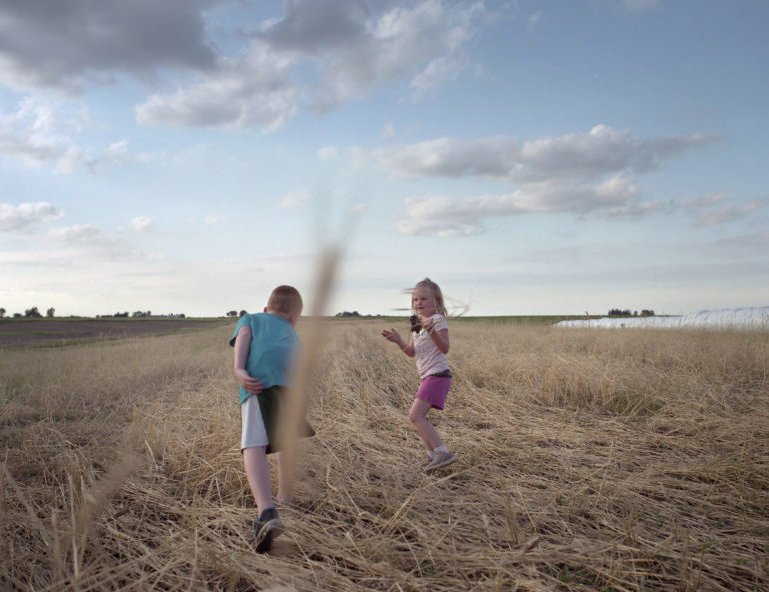 Keota, Iowa – Children play in Tim Sieren’s cover crops while the Practical Farmers of Iowa group meet about conservation implementation. Image by Spike Johnson. United States, 2019. Keota, Iowa – Children play in Tim Sieren’s cover crops while the Practical Farmers of Iowa group meet about conservation implementation. Image by Spike Johnson. United States, 2019.