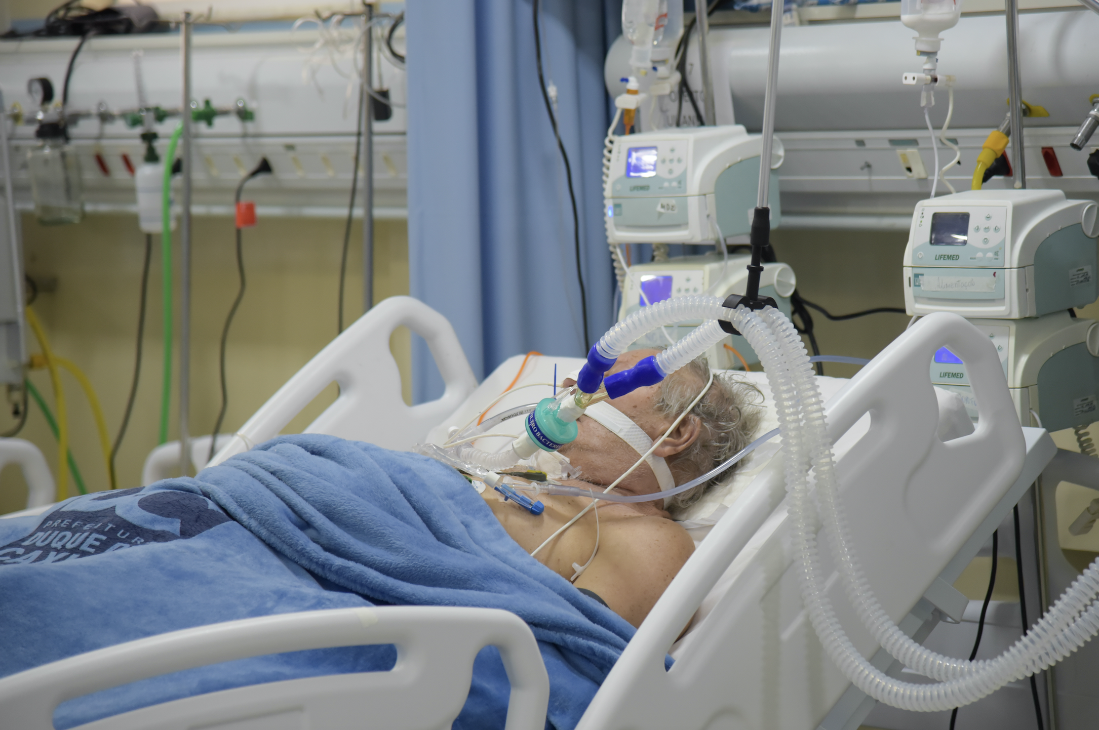 Doctors take care of patients with COVID-19. An intensive care unit at the hospital São José specialized in the treatment of COVID-19. Image by Photocarioca/Shutterstock. Duque de Caxias, Brazil, May 20, 2020. Doctors take care of patients with COVID-19. An intensive care unit at the hospital São José specialized in the treatment of COVID-19. Image by Photocarioca/Shutterstock. Duque de Caxias, Brazil, May 20, 2020.