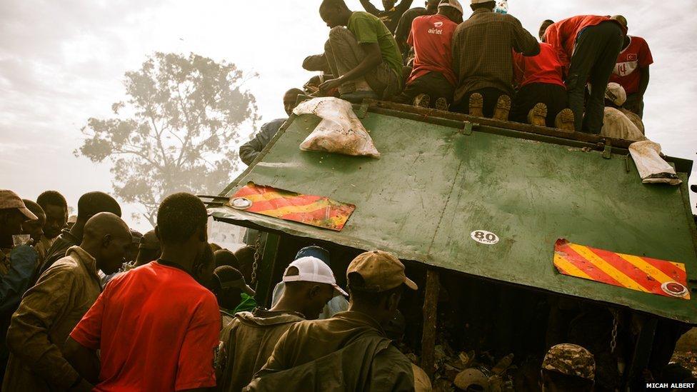 Every day, the unfinished salads, sandwiches, bread, yogurt cups and waste from each plane that touches down in Nairobi are transported to the Dandora Municipal Dumpsite – Nairobi’s only dumping location for waste. Dozens of men fight over the scraps as soon as the truck arrives. Image by Micah Albert. Kenya, 2012.