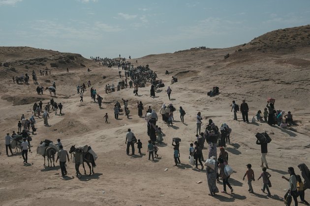 Syrian refugees crossing into northern Iraq near Dohuk, Iraq, August 21, 2013. Image by Lynsey Addario/VII. Iraq, 2013. Media file: eakin_1-101013_jpg_630x420_crop_q85.jpg