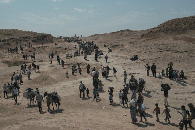 Syrian refugees crossing into northern Iraq near Dohuk, Iraq, August 21, 2013. Image by Lynsey Addario/VII. Iraq, 2013. Media file: eakin_1-101013_jpg_630x420_crop_q85.jpg
