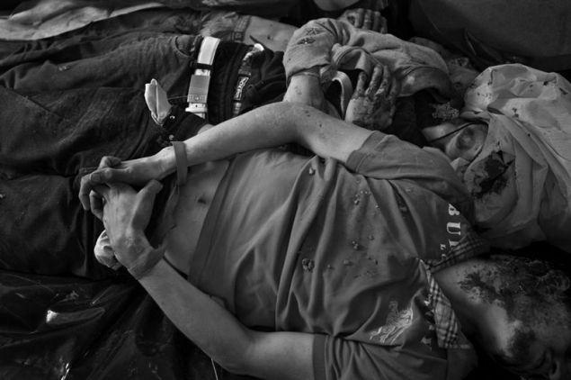 The bodies of men executed and dumped on the side of the highway in Navolato, Sinaloa, which was the birthplace of one of the former leaders of the Juárez Cartel. Navolato is located next to the home turf of the Sinaloa Cartel, which was locked in a battle for control of Ciudad Juárez for several years. Image by © Louie Palu/ZUMA. Mexico, 2012. Media file: frontera_09.jpg