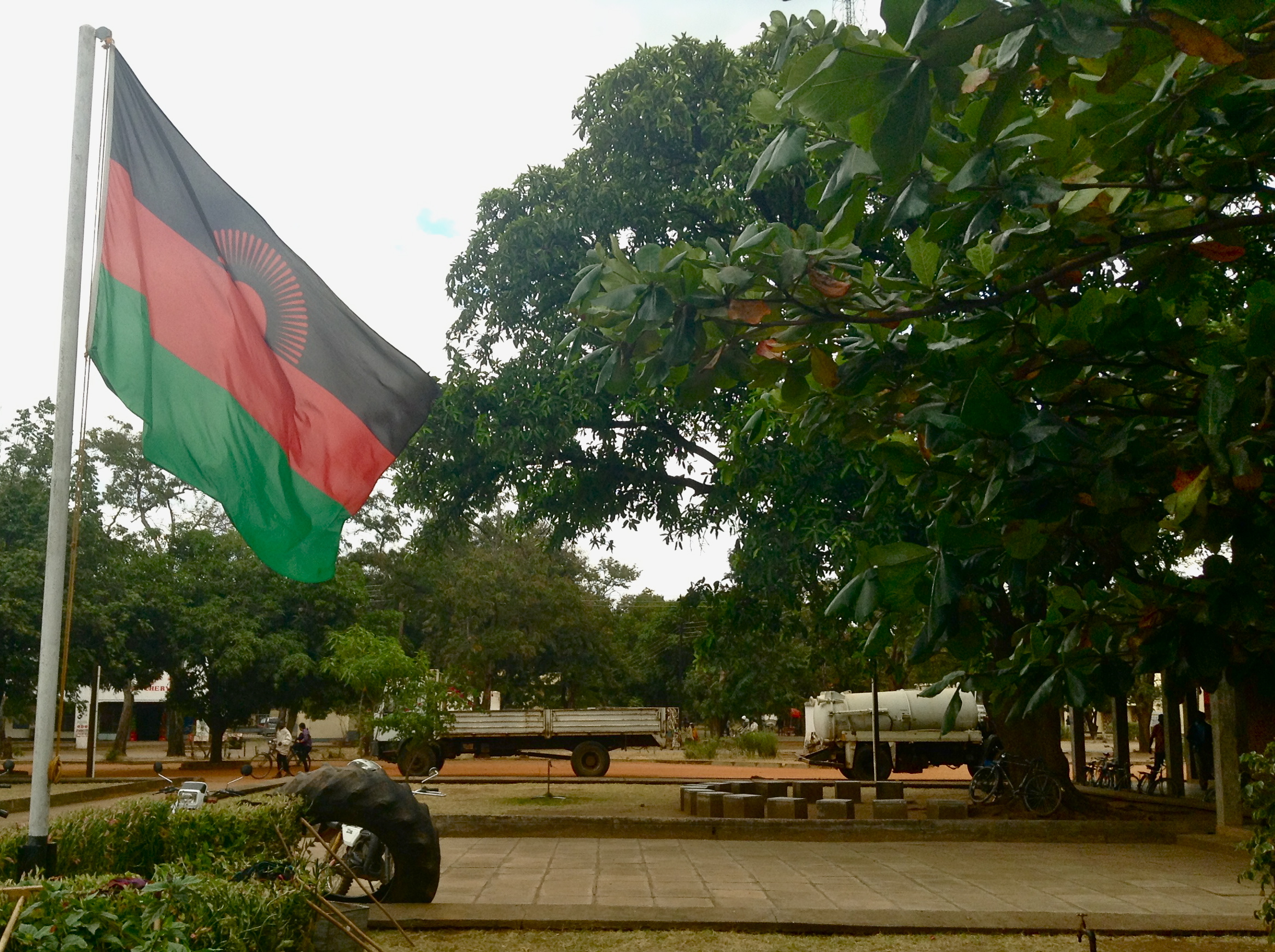 Villagers arrive in downtown Salima to take part in the process of selecting cash transfer recipients. Image by Kerstin Egenhofer. Malawi, 2013. Media file: img_0296.jpg