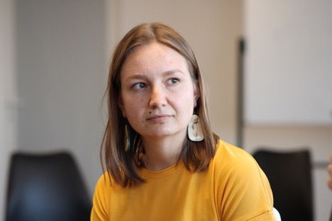 Katerina Prymak, volunteer medic, speaks with a group of diplomats about her experiences. Image by Taylor Damann. Ukraine, 2019.