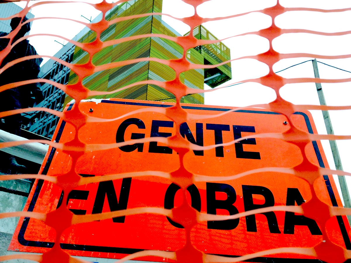 Construction netting in front of the Edificio Libertad. Image by Eve Fairbanks. Uruguay, 2014. Media file: men_at_work_outside_hospital.jpg