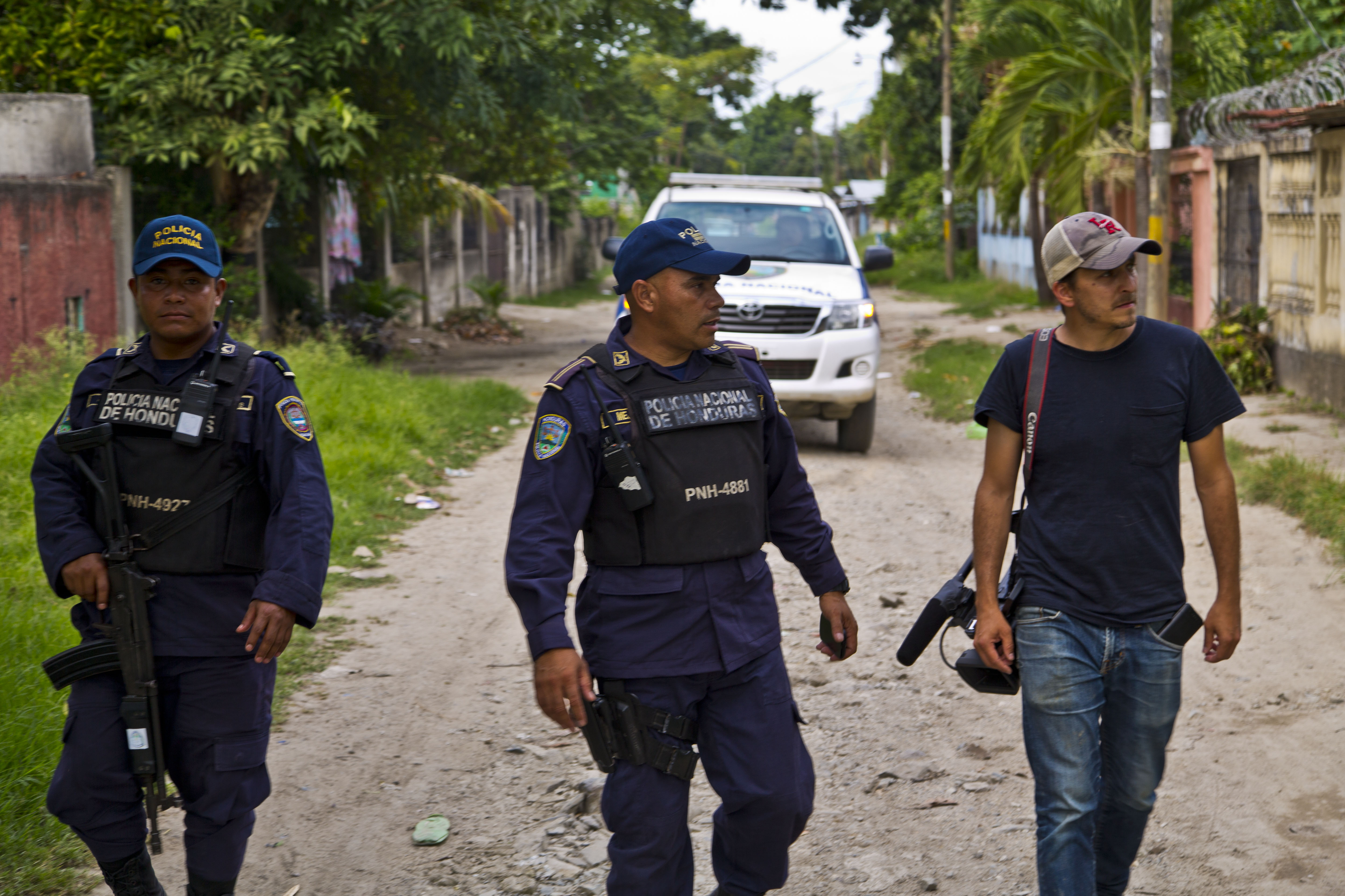 Brent Renaud on patrol with police in one of the most dangerous neighborhoods of Honduras. Image by Stephen Bailey. Honduras, 2015. Media file: honduras-1.jpg