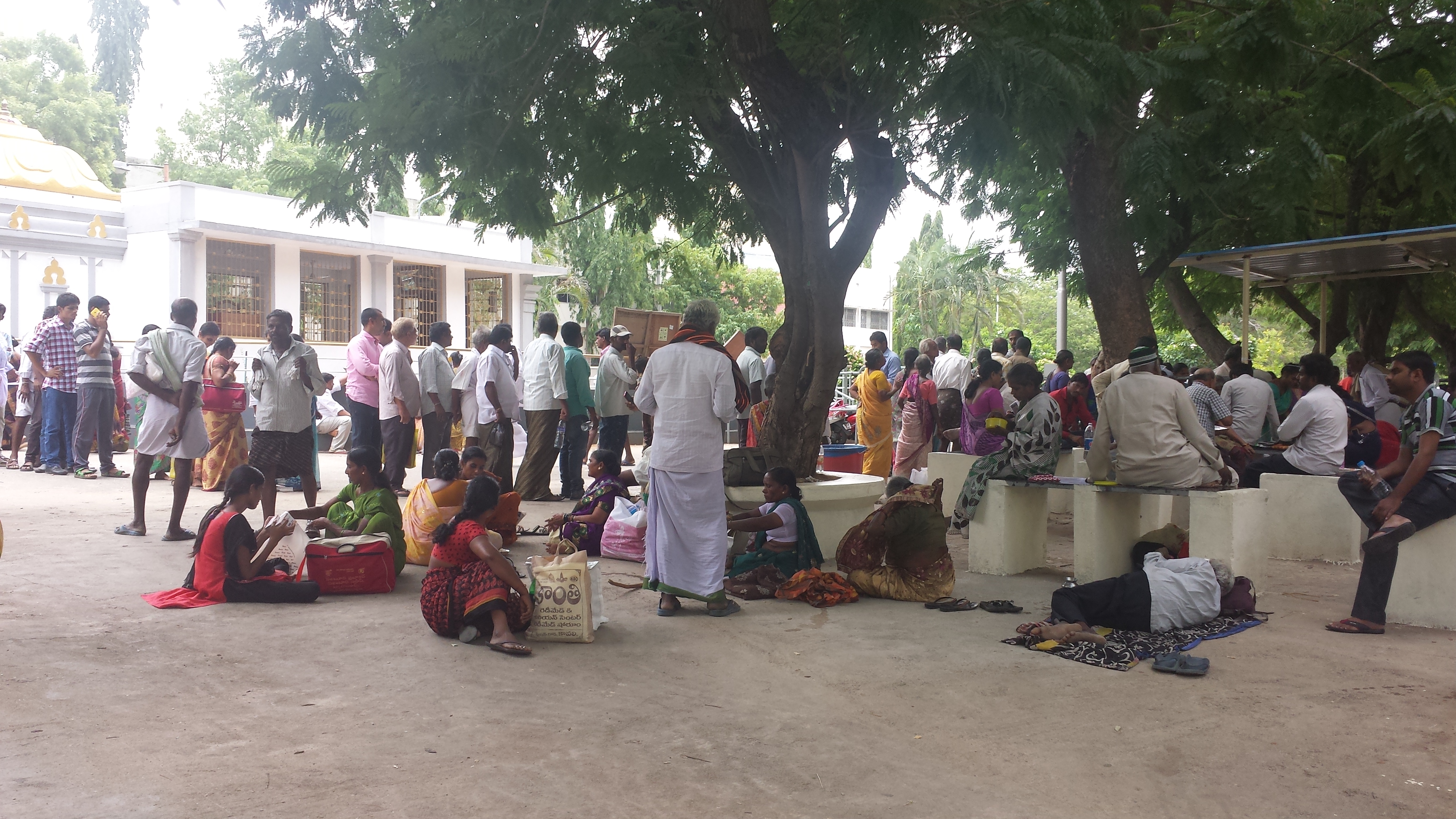 Patients' caregivers in line for food provided by the Pranadana Scheme. Image by Priya Ramchandra. India, 2015.