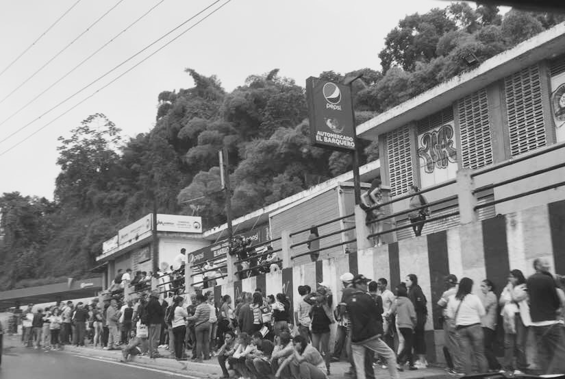 Waiting in line to enter supermarket El Barquero. Image by Lila Franco. Venezuela, 2017. Waiting in line to enter supermarket El Barquero. Image by Lila Franco. Venezuela, 2017.